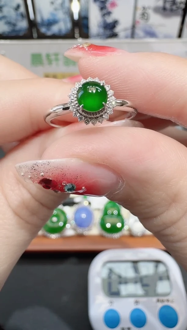 18K金镶嵌戒指翡翠R****$寄售回流，不退不换