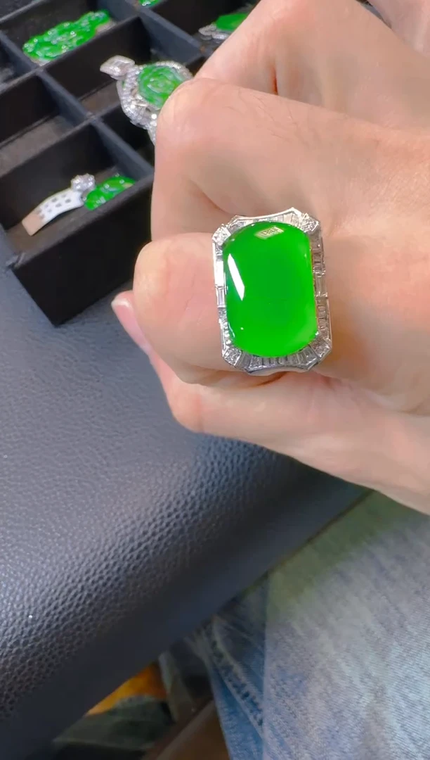 18K金镶嵌戒指翡翠天然A货翡翠