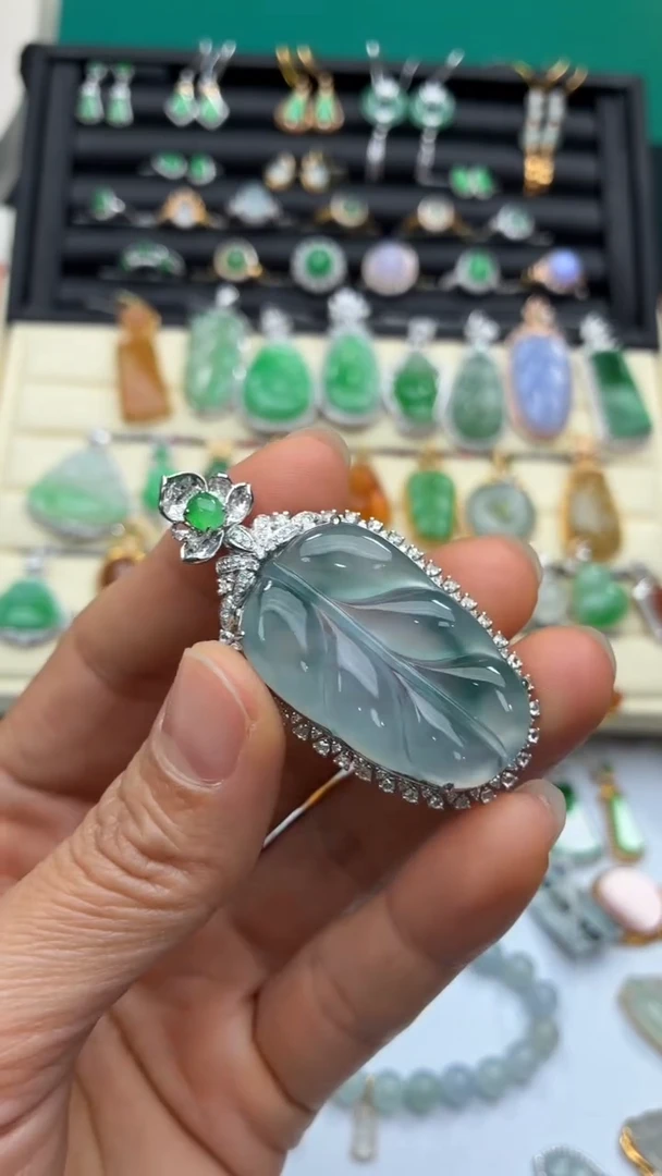 颈饰18K金镶嵌翡翠天然翡翠A货