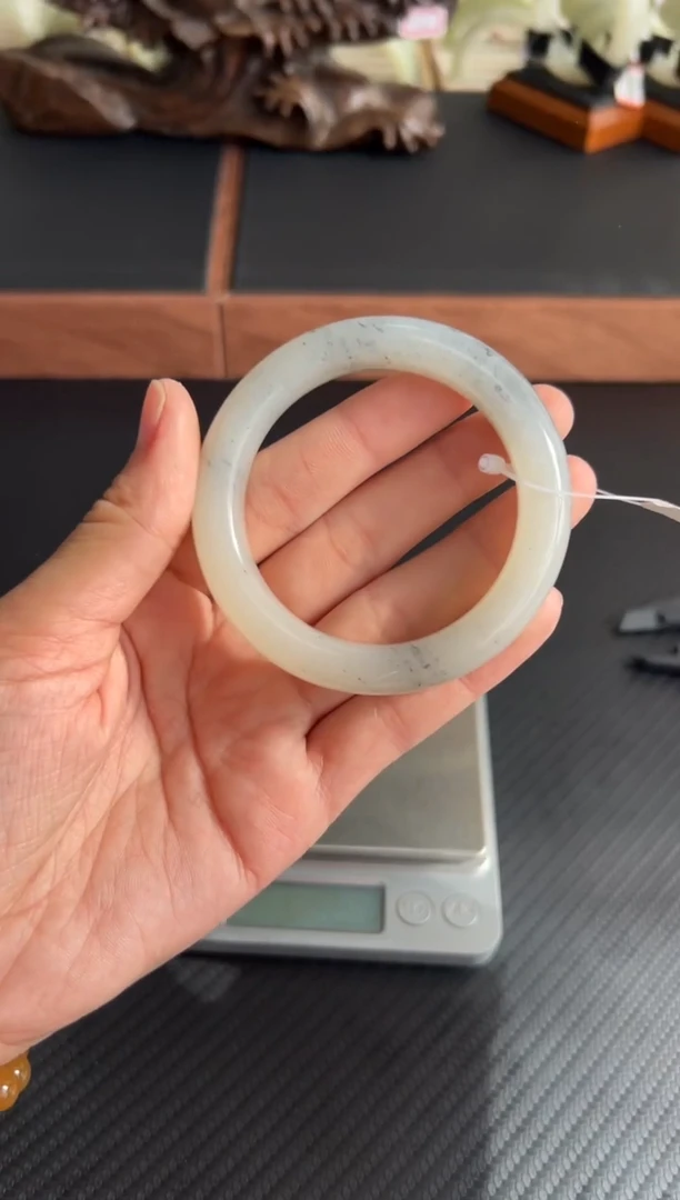 和田玉手镯未镶嵌黑山微色差52+mM