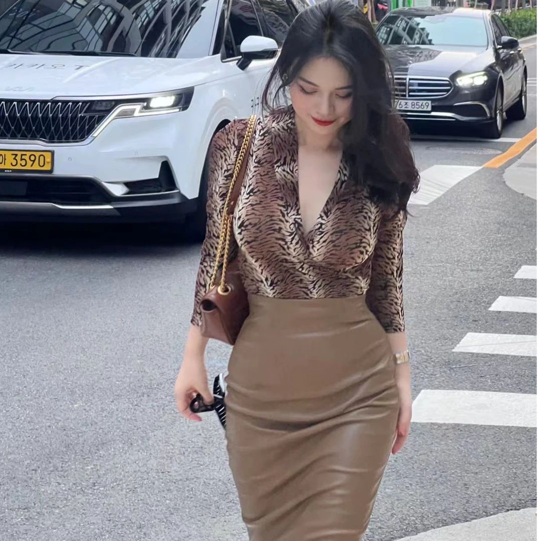 闪闪推荐【风情虎纹】气质随拍纯欲设计百搭豹纹长袖上衣SSQ1051