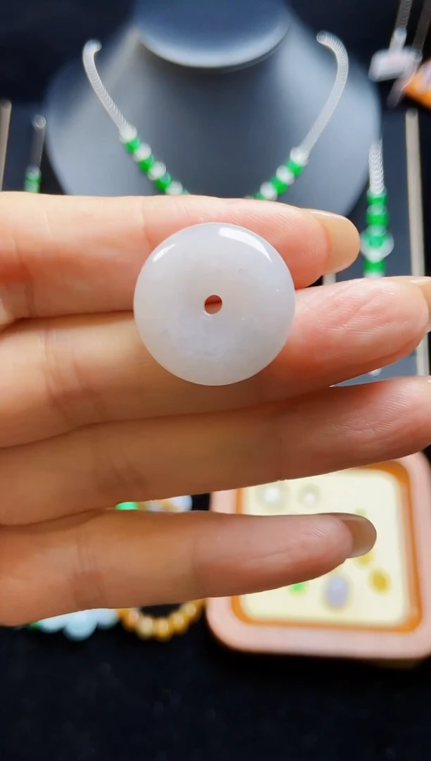 翡翠银S925镶嵌颈饰平安扣