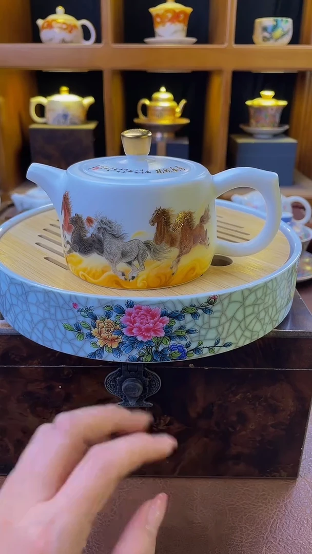 羊脂玉万马奔腾壶