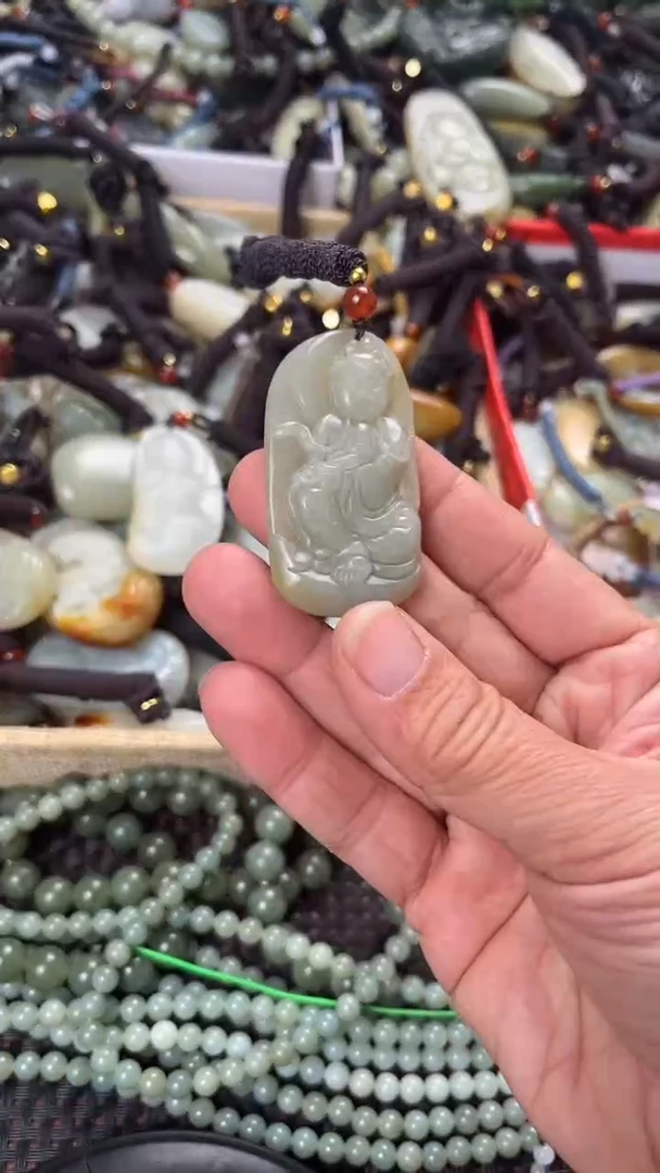 【闪购商品】和田玉颈饰未镶嵌多样性发货没有证书，拍一发一.有瑕