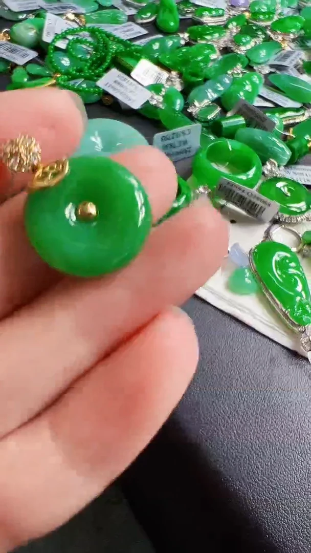 颈饰18K金镶嵌翡翠杨**意扣