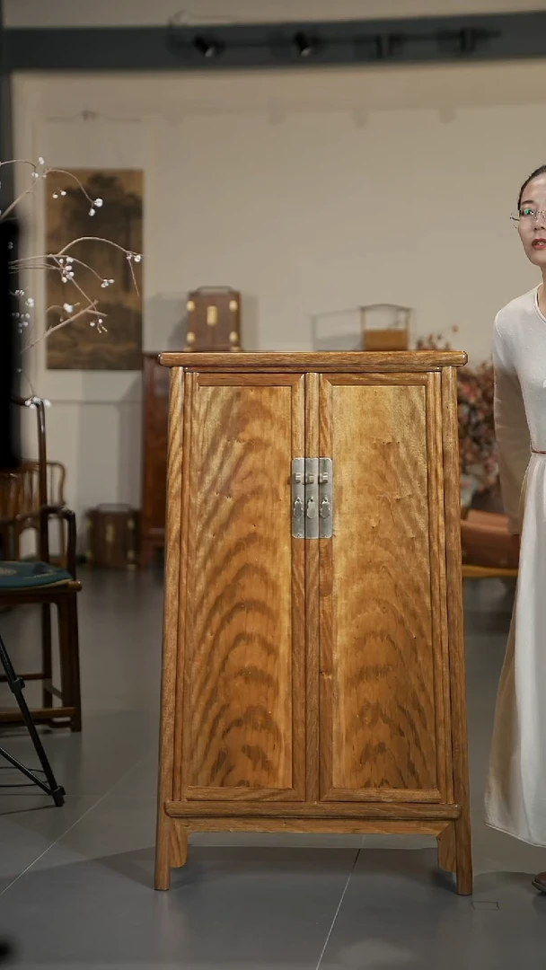 金丝楠虎皮纹圆角柜