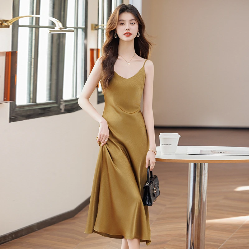 醋酸缎面吊带连衣裙女2025新款春夏时尚高级感气质女神范长款裙子