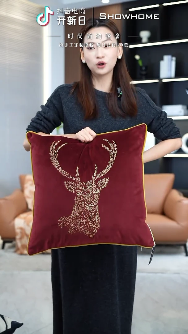 刺绣麋鹿红色50X50带芯