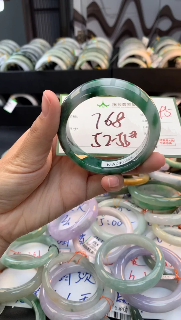 未镶嵌定制翡翠毛货需精细抛光+多人