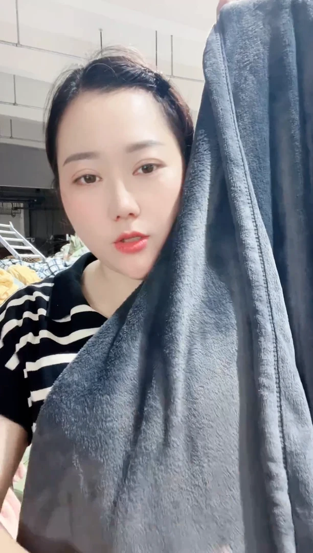 牛奶绒主播手上展示的产品