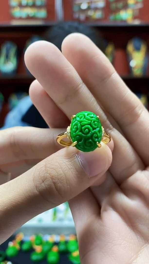 颈饰未镶嵌翡翠戒指