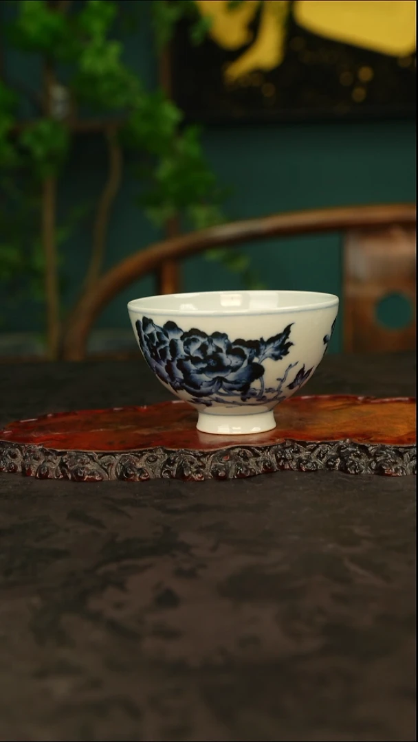 青花手绘牡丹花卉主人杯