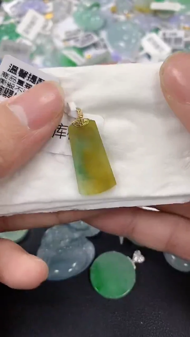 颈饰18K金镶嵌翡翠a货假一赔三支持复检百元上9元证书费自理