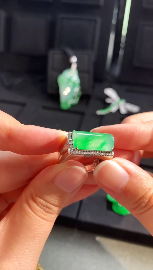 【闪购商品】翡翠戒指18K金镶嵌手饰