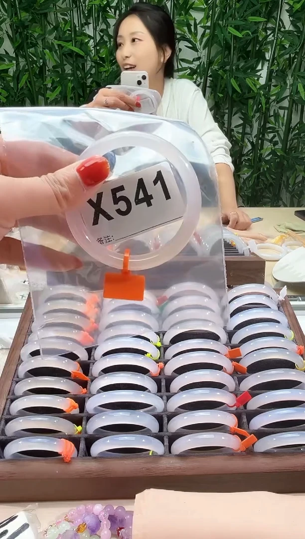 玛瑙/玉髓手镯未镶嵌x541