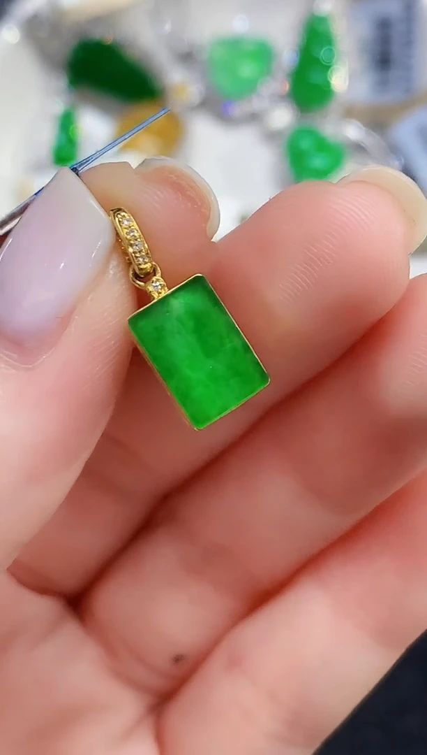 吊坠(不含链)18K金镶嵌翡翠L1826多样性发其一