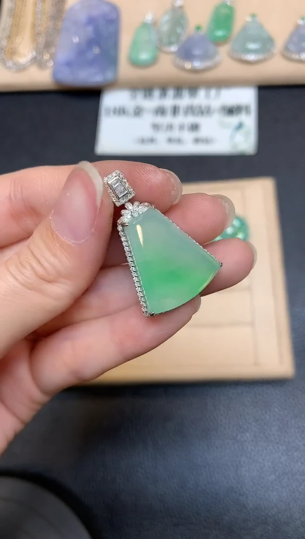 【闪购商品】翡翠颈饰18K金镶嵌无事牌【无服务费