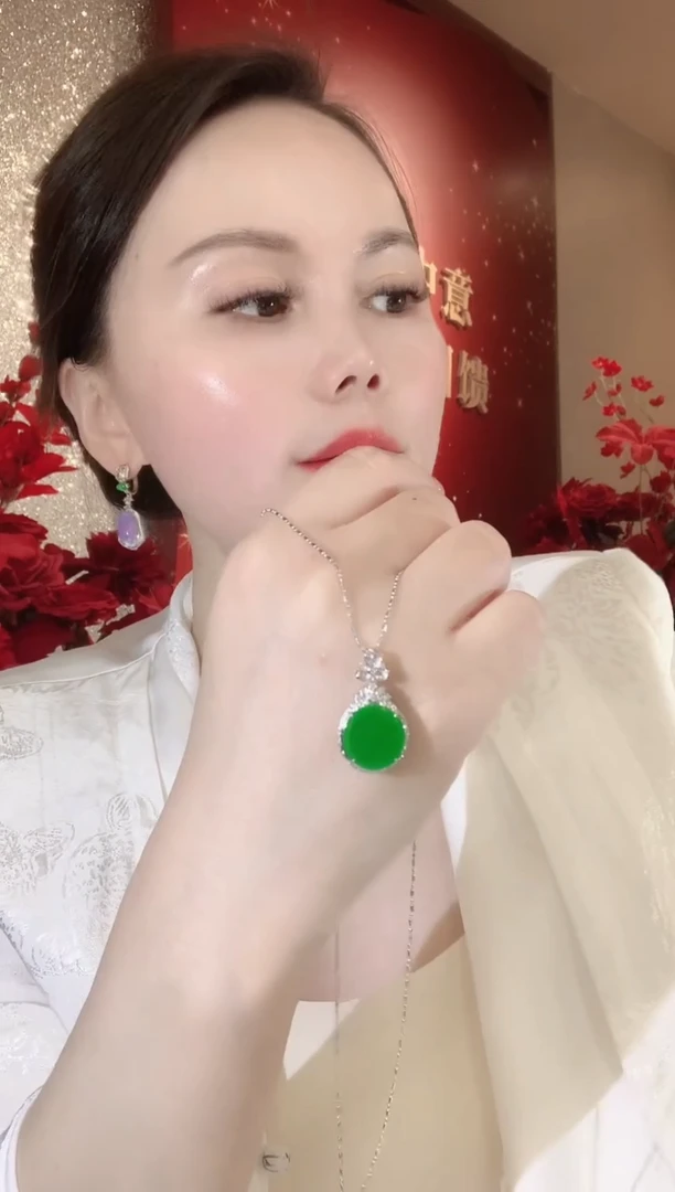 吊坠(不含链)18K金镶嵌翡翠A8 多样性发货一件