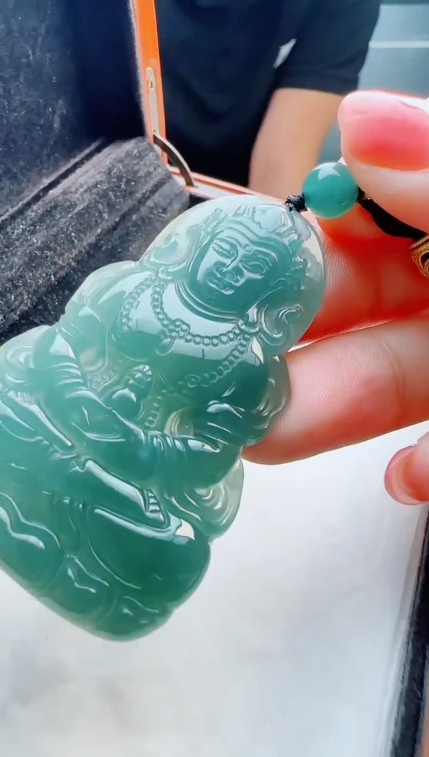 翡翠未镶嵌颈饰多样性发货其中一件