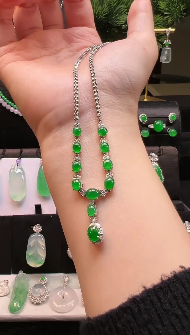 【闪购商品】翡翠颈饰18K金镶嵌高冰阳绿蛋面套链颈饰