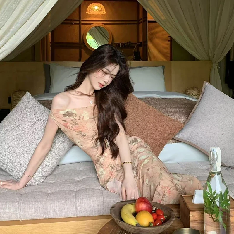 超好看性感度假风时尚法式名媛印花收腰连衣裙显瘦斜领包臀中式裙