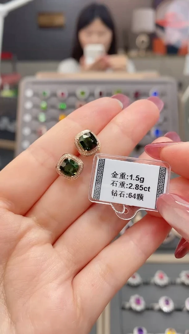 碧玺耳饰18K金镶嵌2.85    配钻