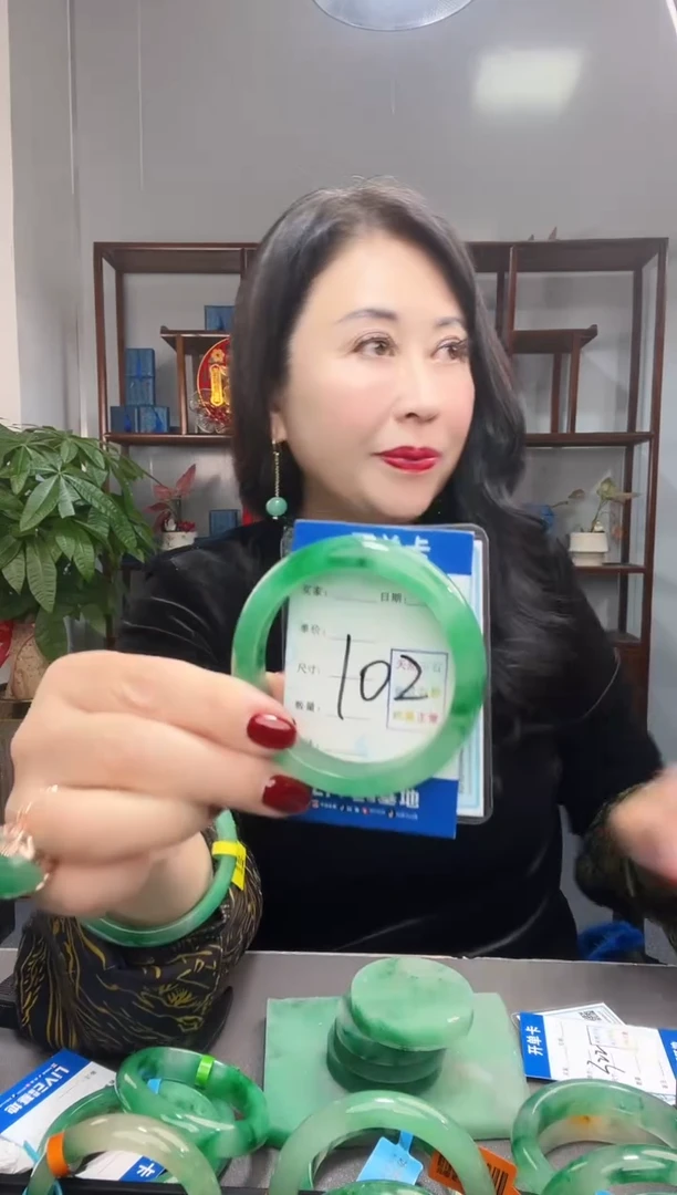 【闪购商品】石英质玉手镯未镶嵌非洲翠