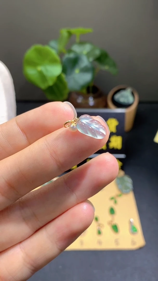 颈饰18K金镶嵌翡翠天然A货