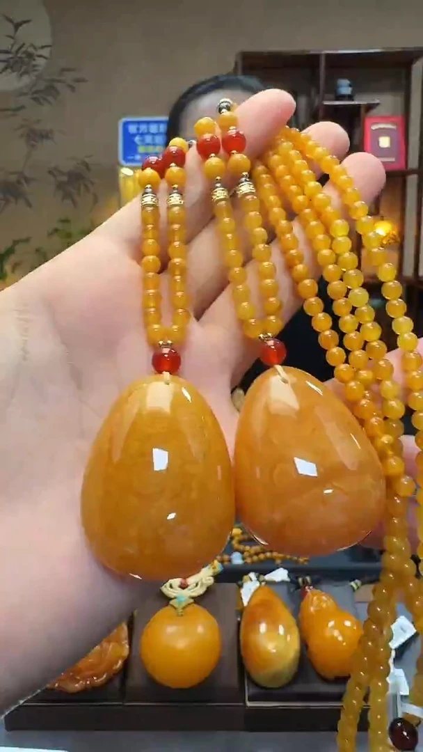 蜜蜡吊坠(赠链)未镶嵌天然保真蜜蜡水滴套装（多样发其一）
