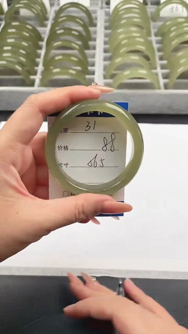 未镶嵌手镯石英质玉湖水绿