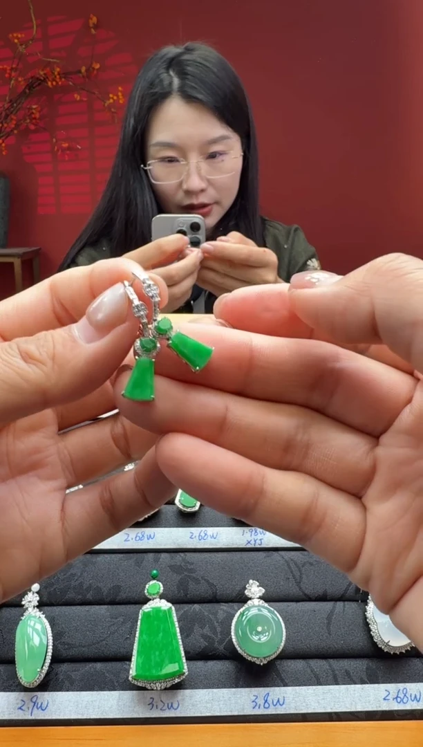 18K金镶嵌翡翠耳饰绿耳坠