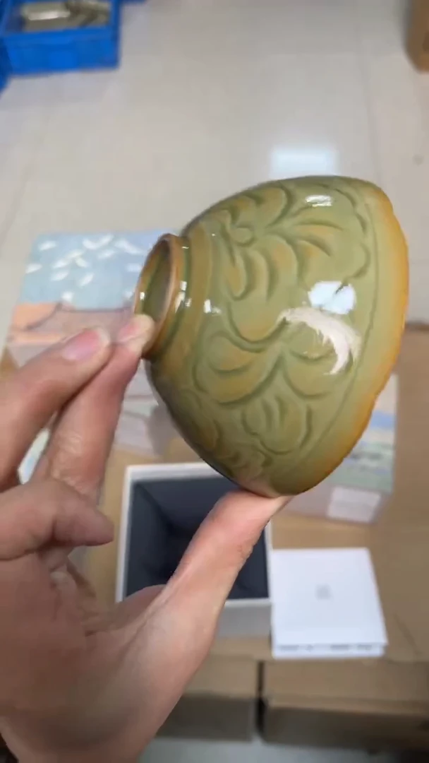 陶瓷纯手工橄榄绿内外双刻玉兰杯（一个）纹饰随机发