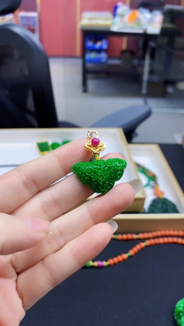 颈饰未镶嵌翡翠跟***走翡翠吊坠