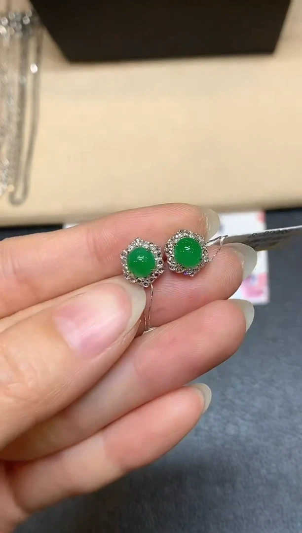 18K金镶嵌翡翠耳饰【无鉴赏期】蛋面【无服务费