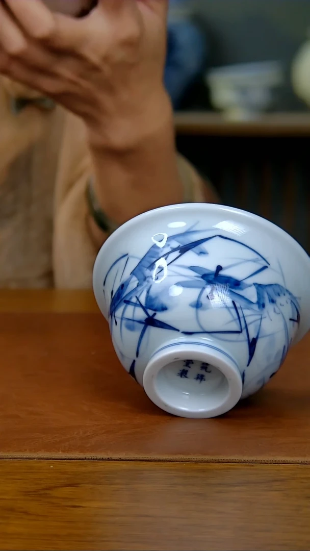 陶瓷写意虾趣压手杯