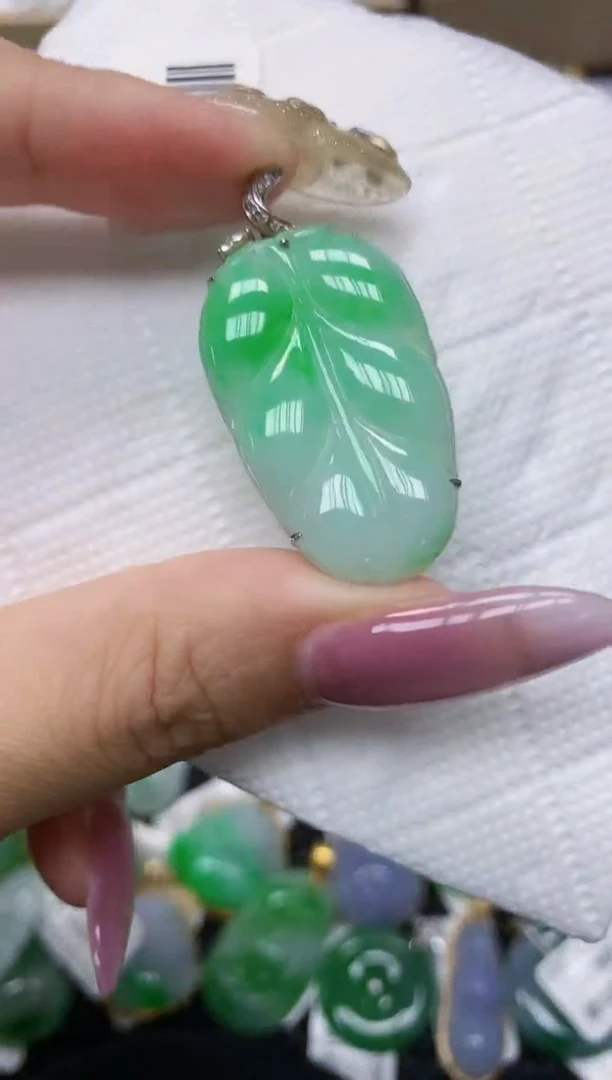 翡翠18K金镶嵌颈饰1111111111