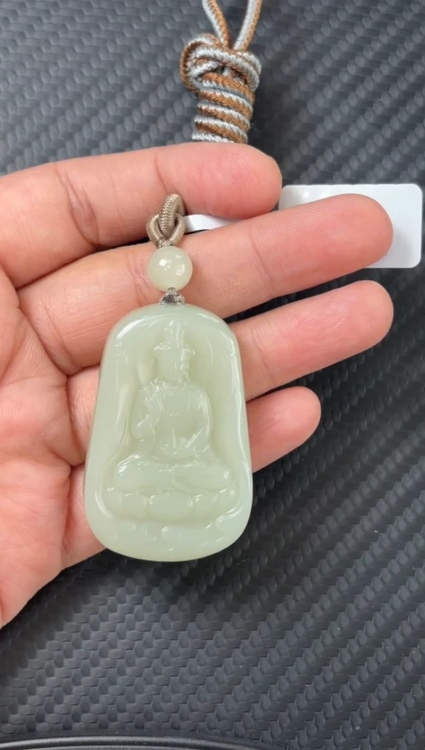 吊坠(赠链)未镶嵌和田玉 且末微色差迪克兰一细吊坠