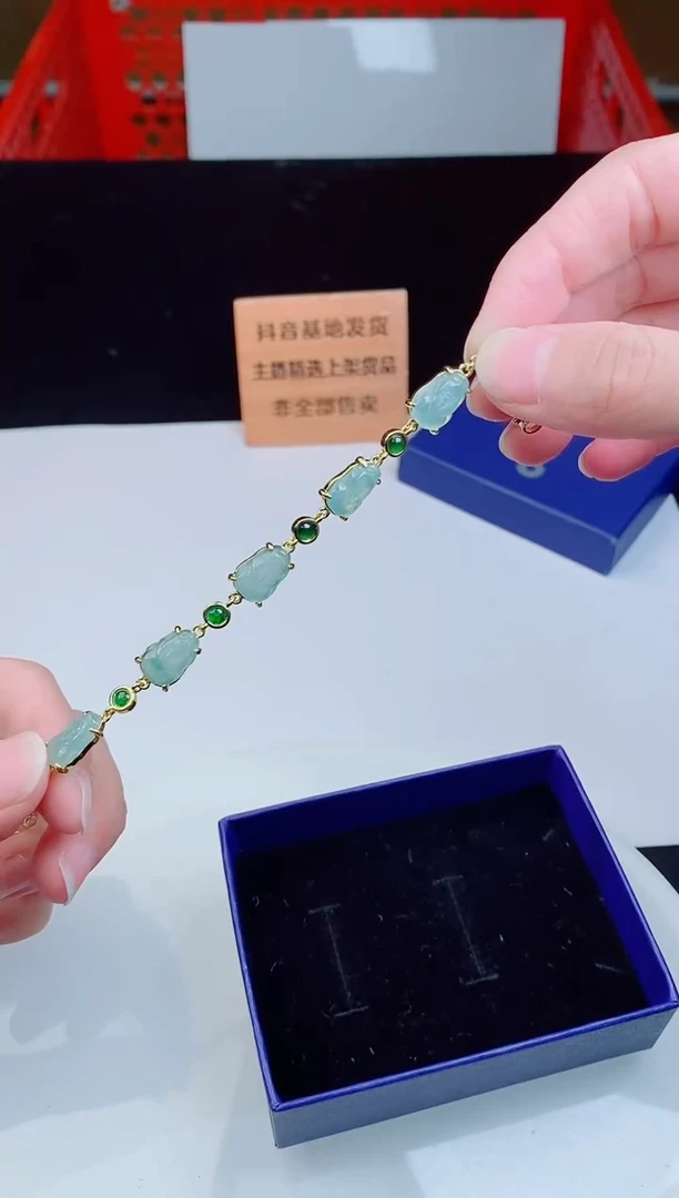 颈饰未镶嵌翡翠