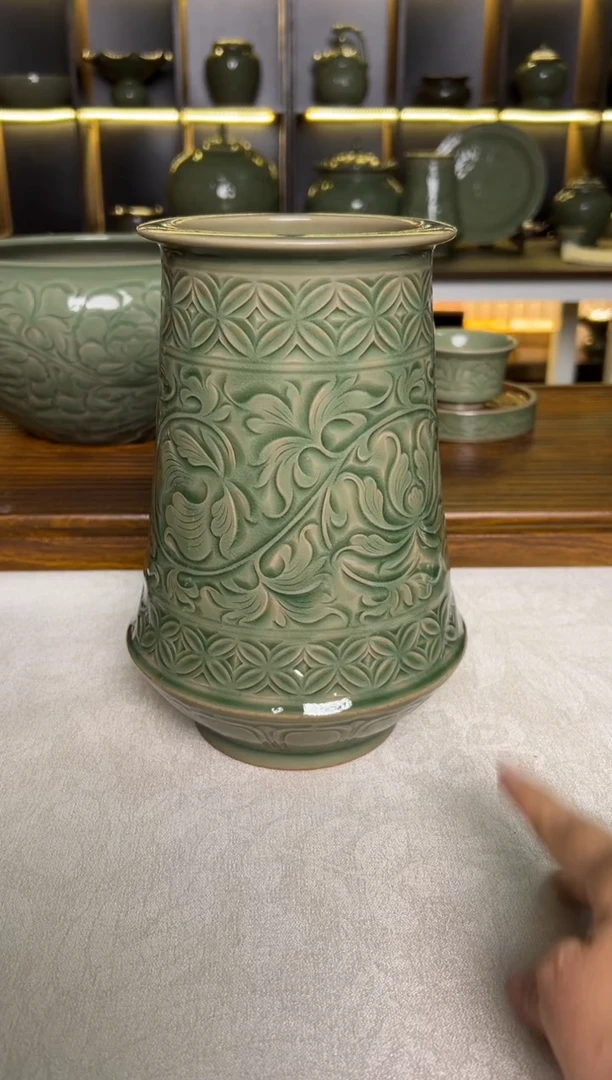 瓷片纯手工佛手莲套钱纹花插赏瓶