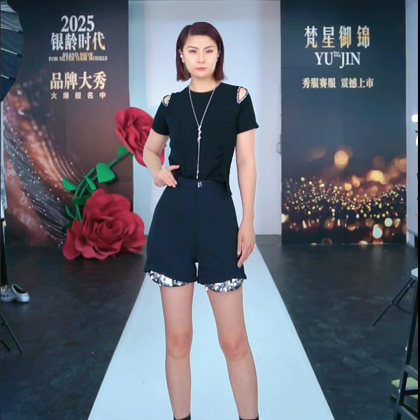 设计款款显瘦高腰亮片短裤