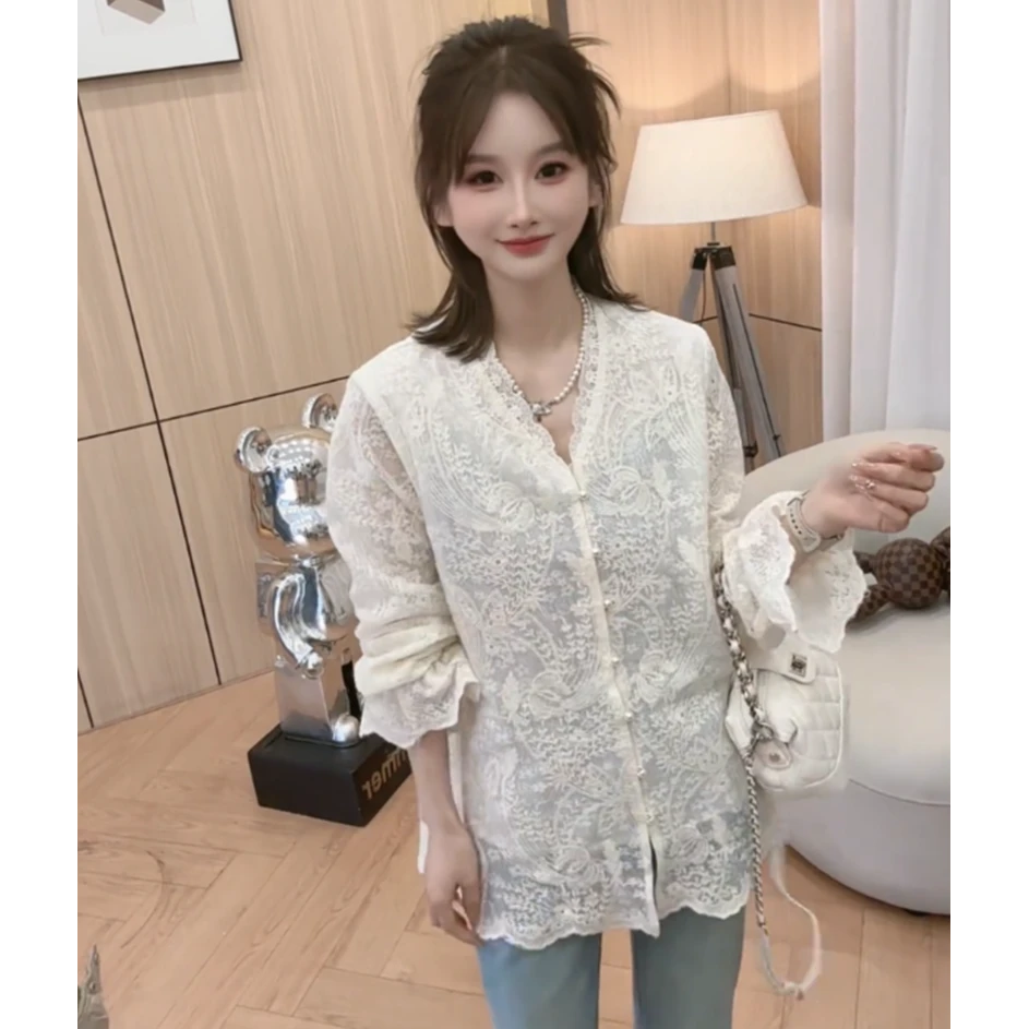 今年流行设计感V领蕾丝衬衫女2025春新款法式气质减龄中长款小衫