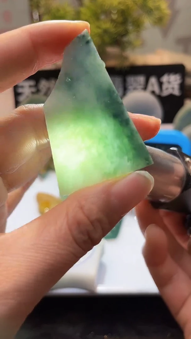 翡翠挂件未镶嵌翡翠