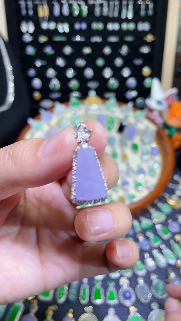 颈饰18K金镶嵌翡翠冰紫无事牌吊坠