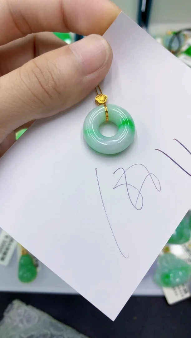 翡翠18K金镶嵌颈饰翡翠