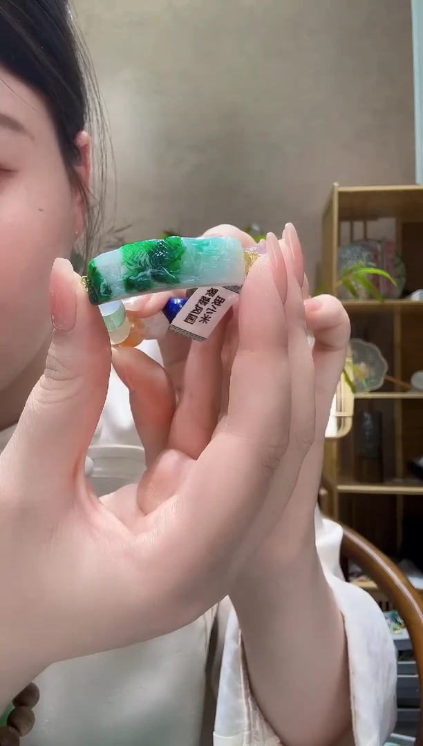 翡翠未镶嵌颈饰手牌