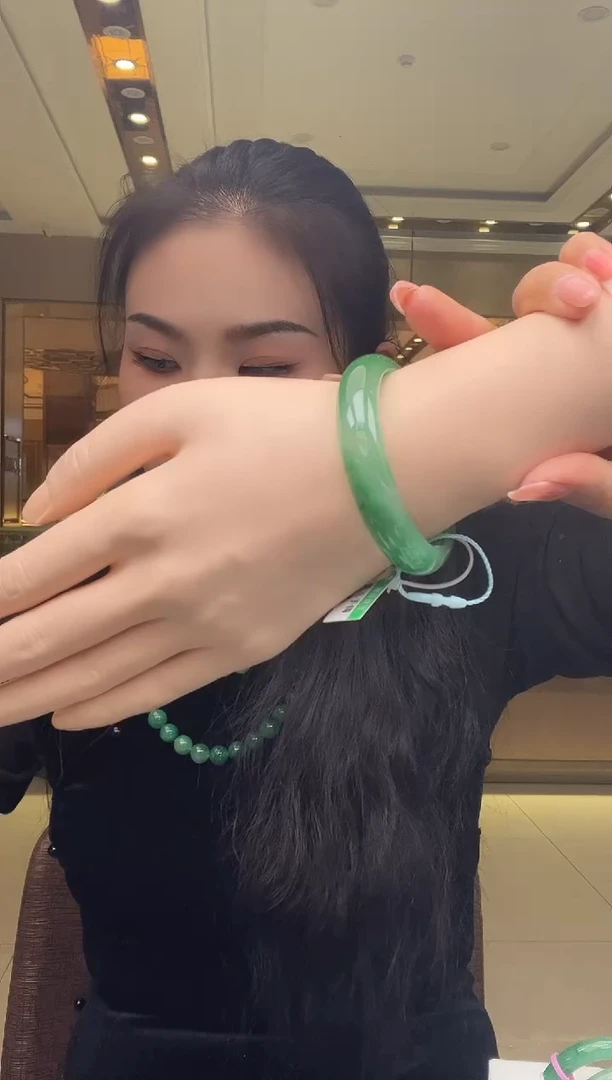 未镶嵌手镯石英质玉（非洲翠）1