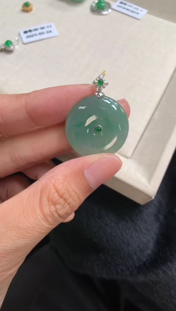 翡翠18K金镶嵌颈饰平安扣