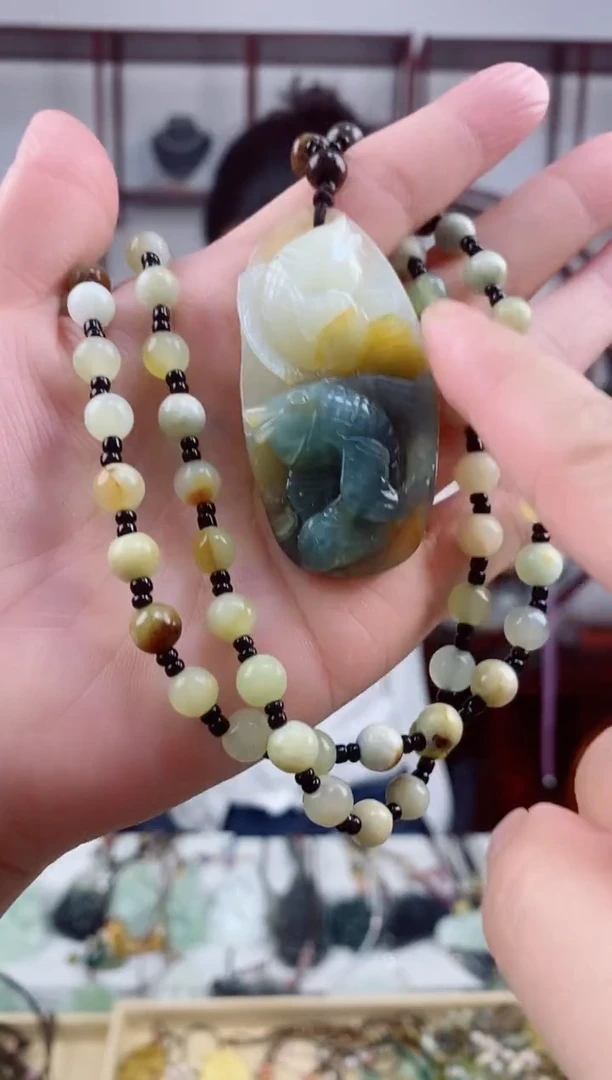未镶嵌岫玉颈饰1