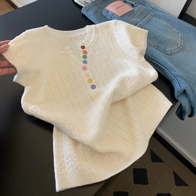 早春多巴胺风格衣服彩色纽扣圆领针织短袖上衣女春秋独特漂亮小衫