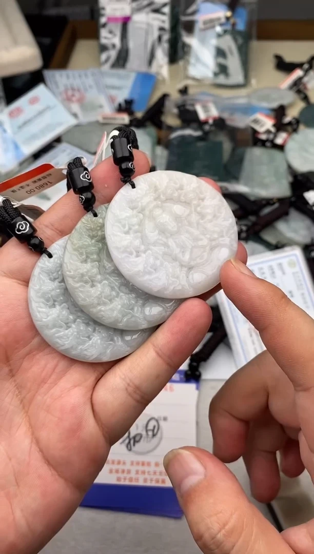 翡翠未镶嵌颈饰多样性发其一